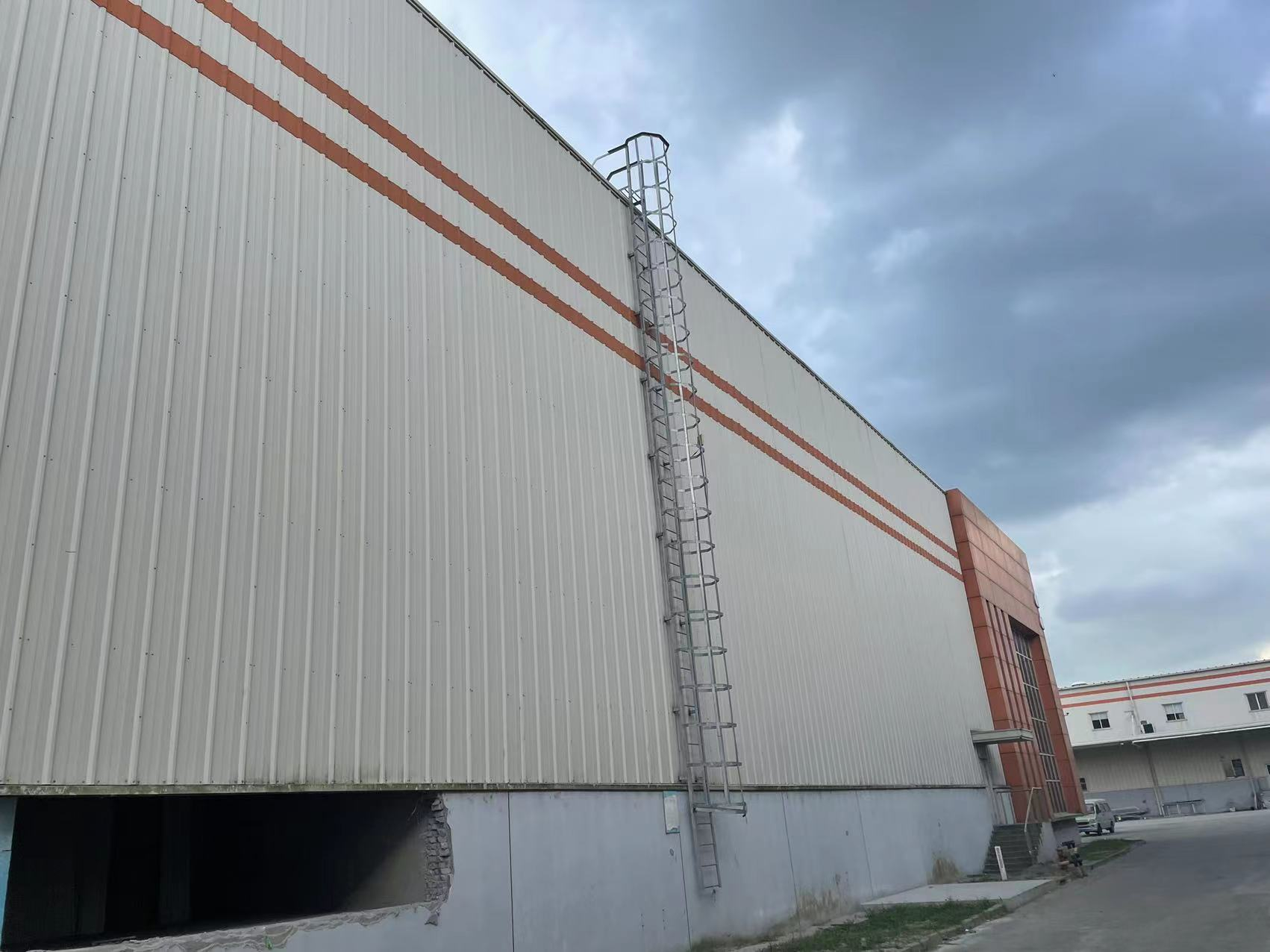 混凝土防爆墙工程施工时对拉挤出机螺杆能够加套管吗?